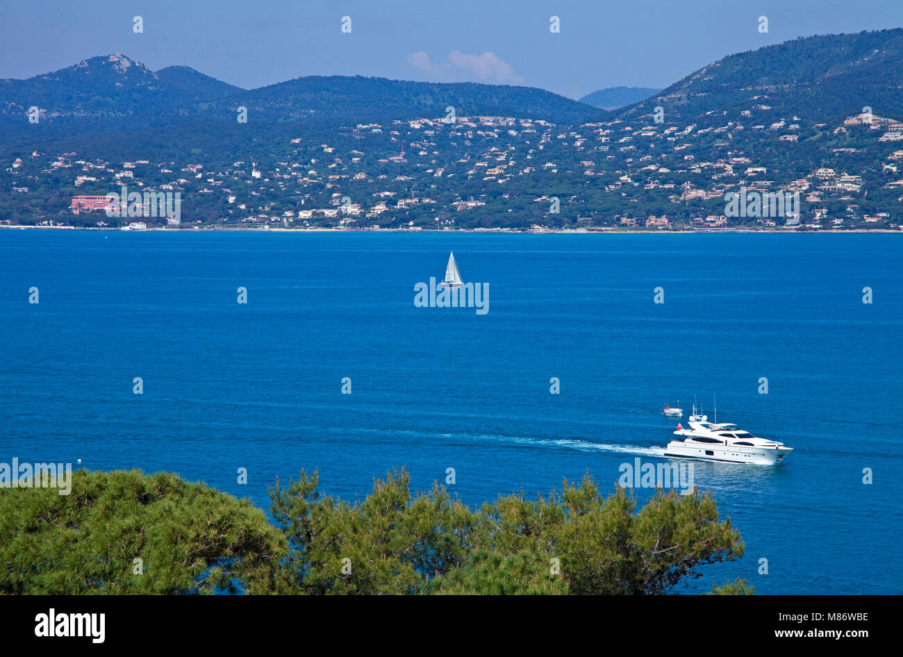 Yacht di lusso a Golfo di Saint Tropez, riviera francese, il sud della Francia, Cote d'Azur, in Francia, in Europa Foto Stock