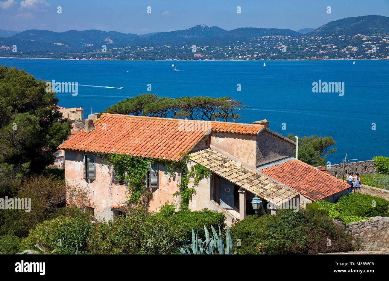 Vista dalla cittadella sul golfo di Saint Tropez, riviera francese, il sud della Francia, Cote d'Azur, in Francia, in Europa Foto Stock