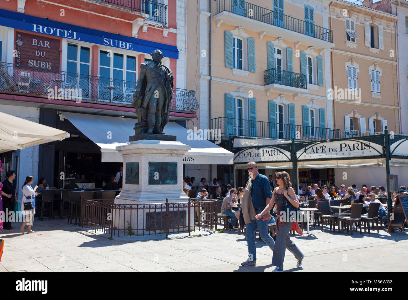 Memoriale di Ammiraglio Pierre André de Suffren e il Cafe du Parigi al porto di Saint-Tropez, riviera francese, il sud della Francia, Cote d'Azur, in Francia Foto Stock