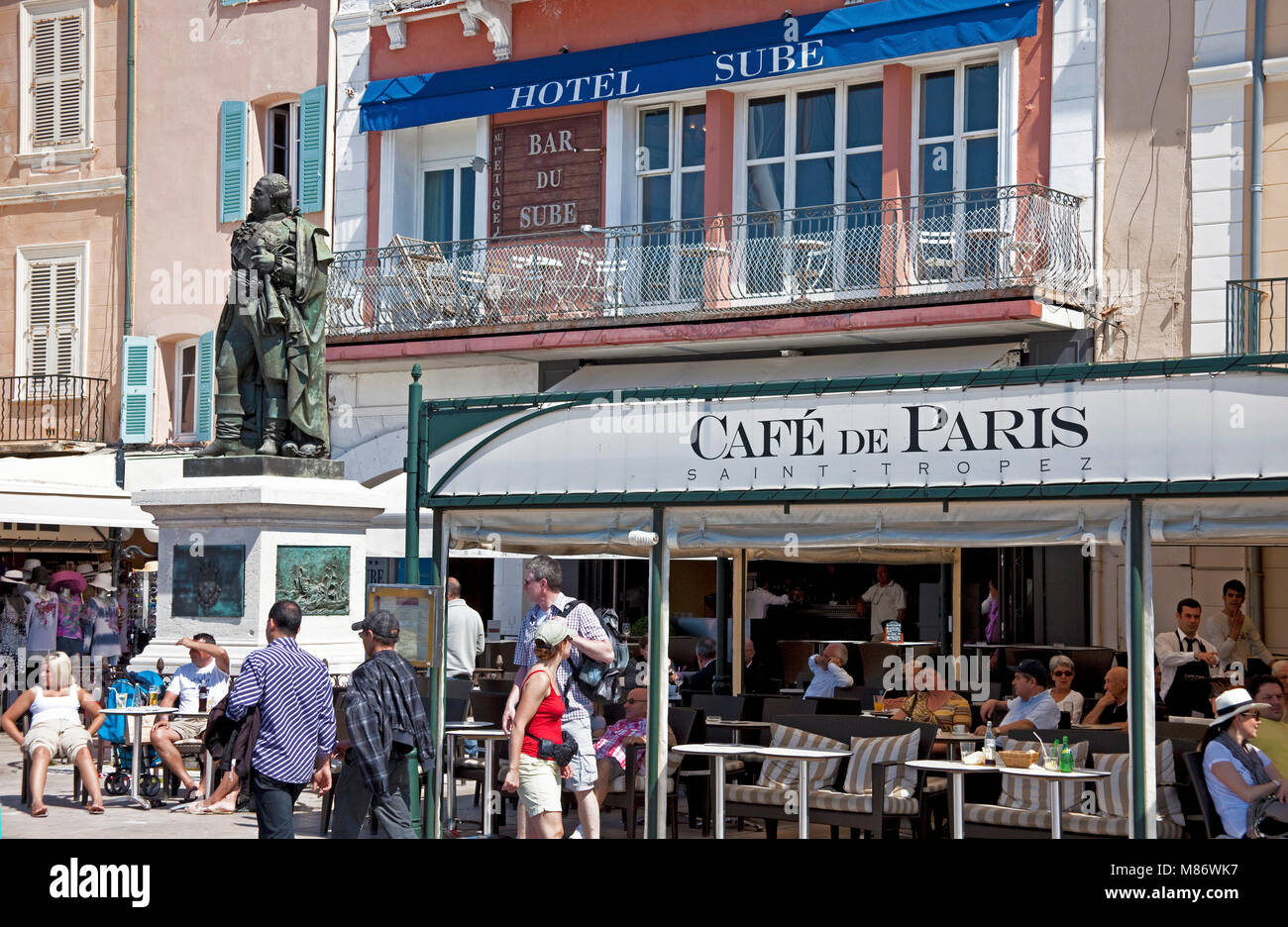Il popolare Cafe du Parigi vicino al memoriale per l'Ammiraglio Pierre André de Suffren, Saint-Tropez, riviera francese, il sud della Francia, Cote d'Azur, in Francia Foto Stock