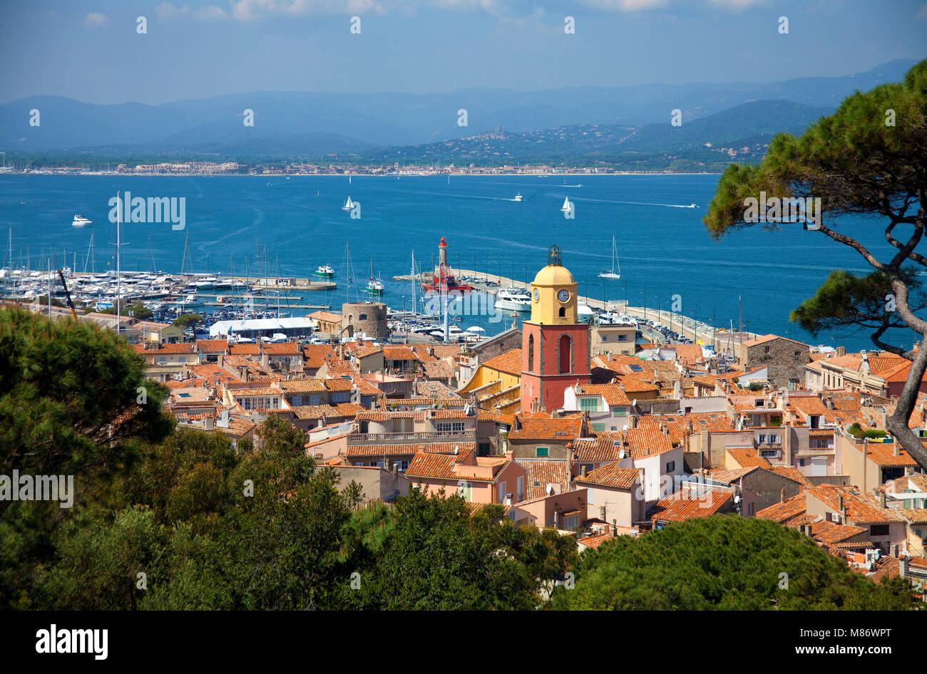 Vista su Saint Tropez e il golfo di Saint Tropez, riviera francese, il sud della Francia, Cote d'Azur, in Francia, in Europa Foto Stock