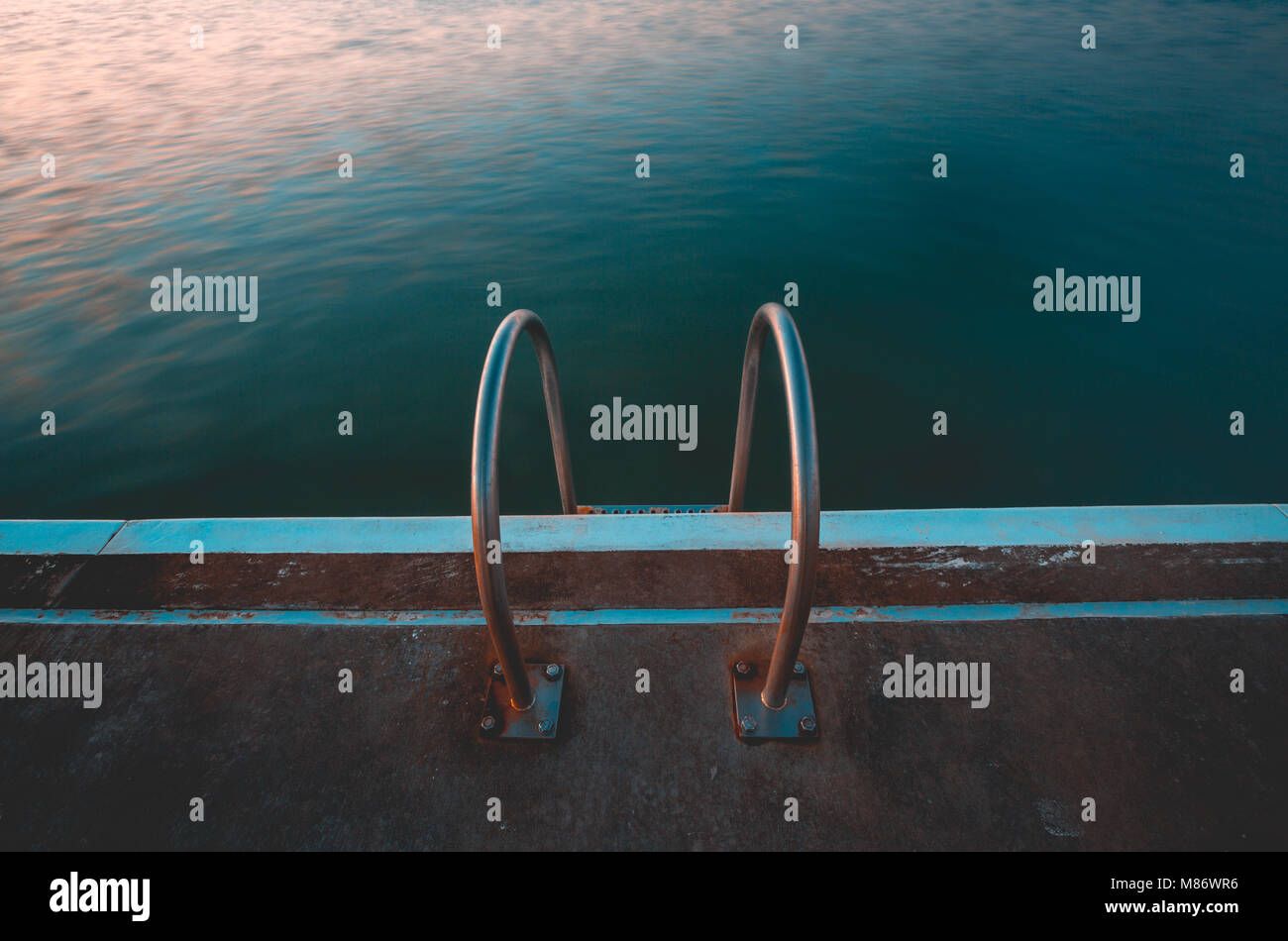 Primo piano di gradini metallici nelle vasche oceaniche, Merewether, nuovo Galles del Sud, Australia Foto Stock