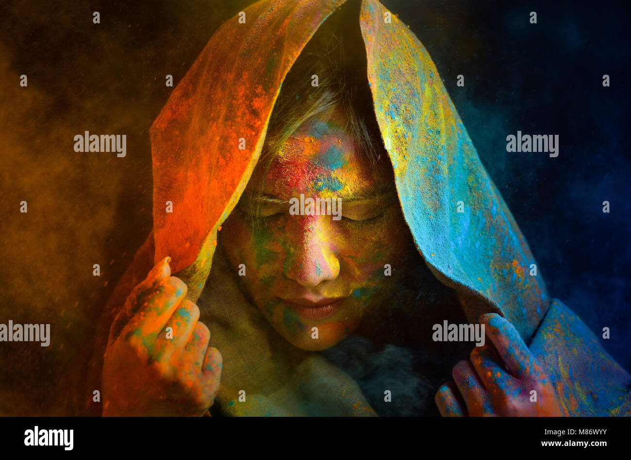Ritratto di una donna coperto di vernice in polvere Foto Stock