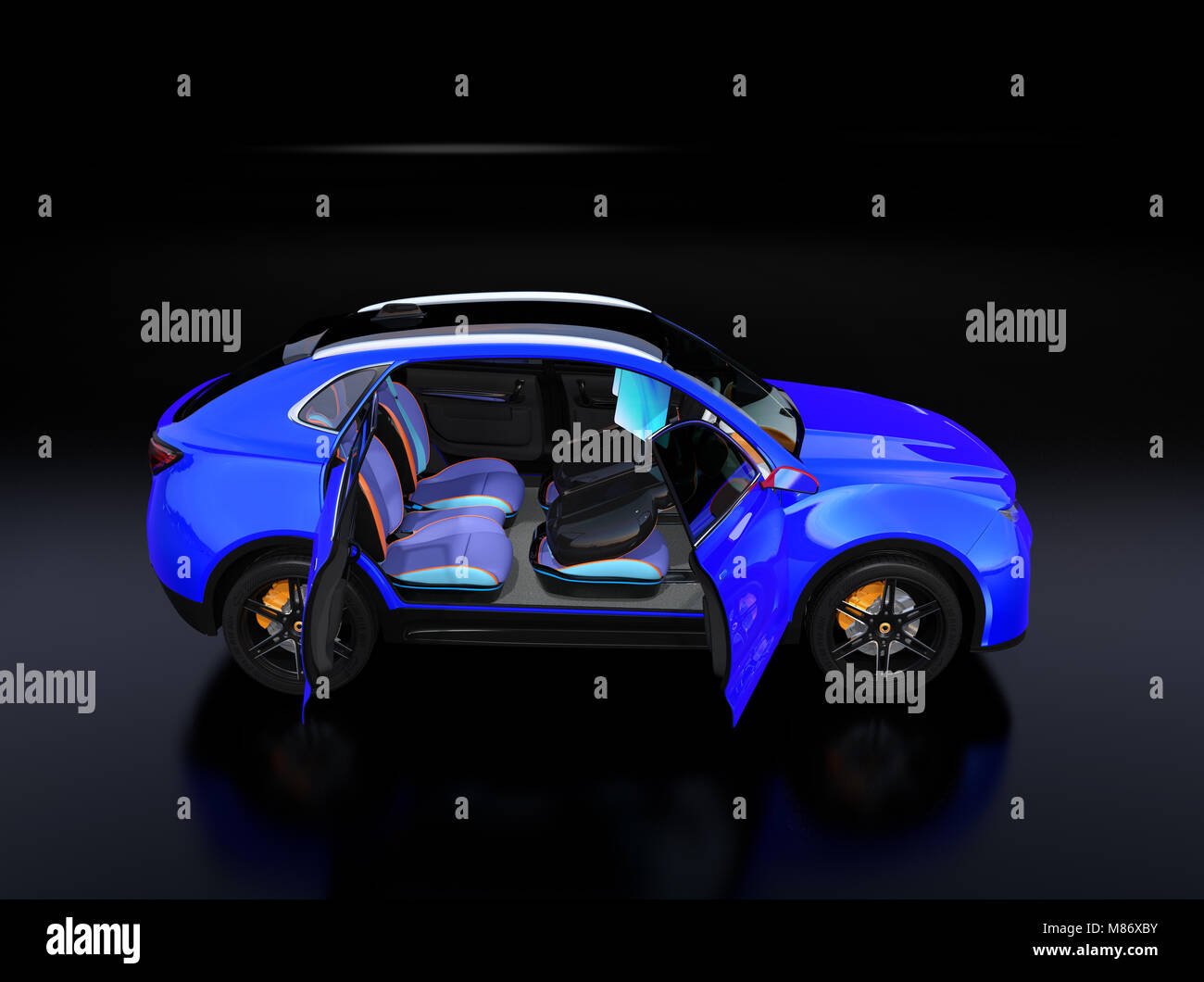 Vista laterale di electric self-SUV di pilotaggio interno. I passeggeri hanno riunione video dai sedili anteriori dei monitor. Concept per il nuovo business stile di lavoro in auto. Foto Stock