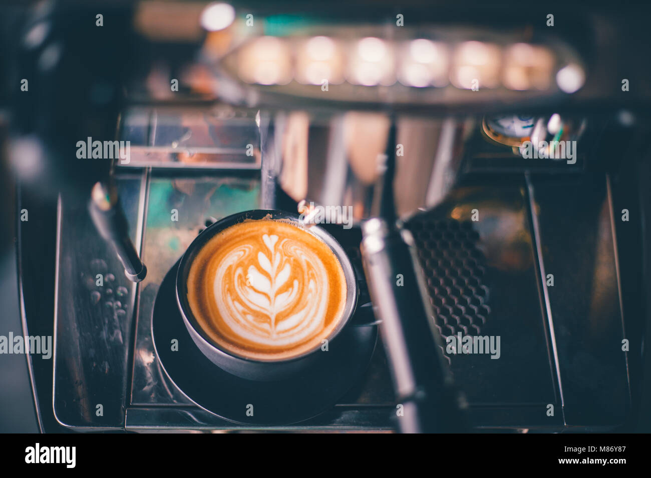 Latte art caffè con macchina per il caffè Foto Stock