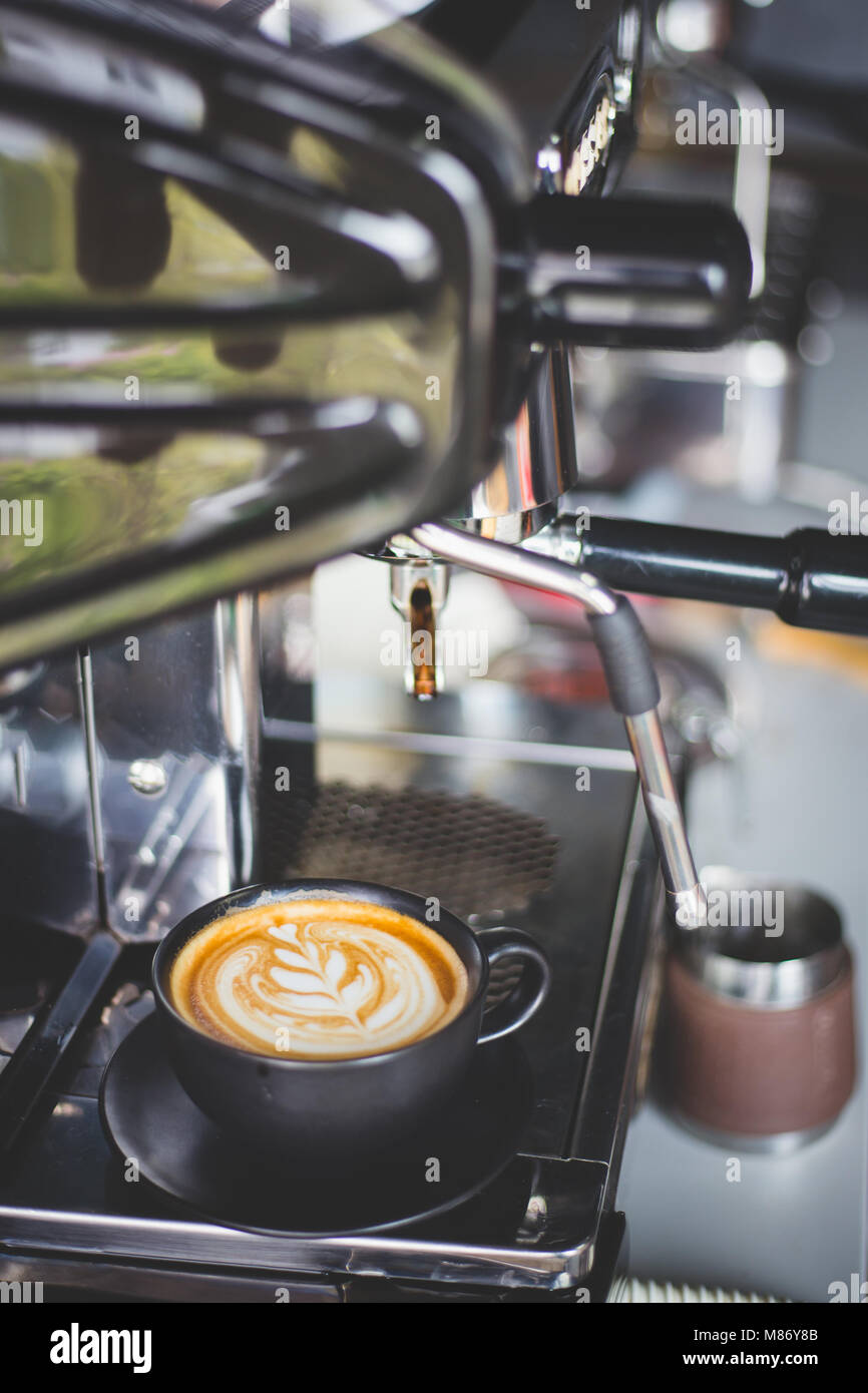 Latte art caffè con macchina per il caffè Foto Stock