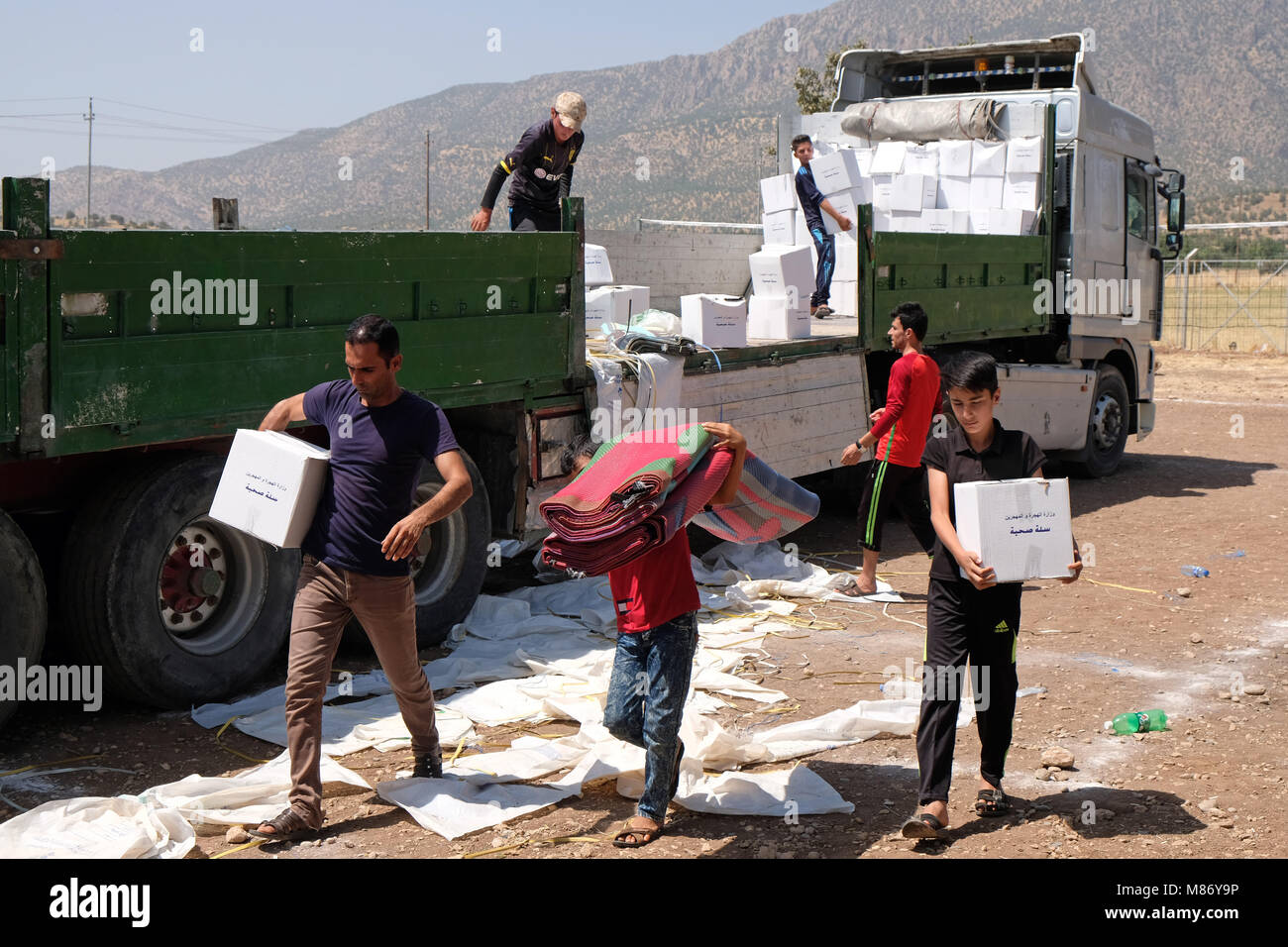 Nell Iraq del nord, Curdo Regione Autonoma: di forniture di soccorso sono distribuiti nel Dawidiya Camp per Yezidi sfollati dalla Montagne Sinjar Foto Stock