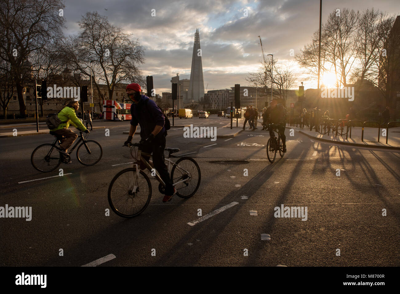 Tower Hill Londra Inghilterra al tramonto con le biciclette e il coccio. Marzo 2018 Foto Stock