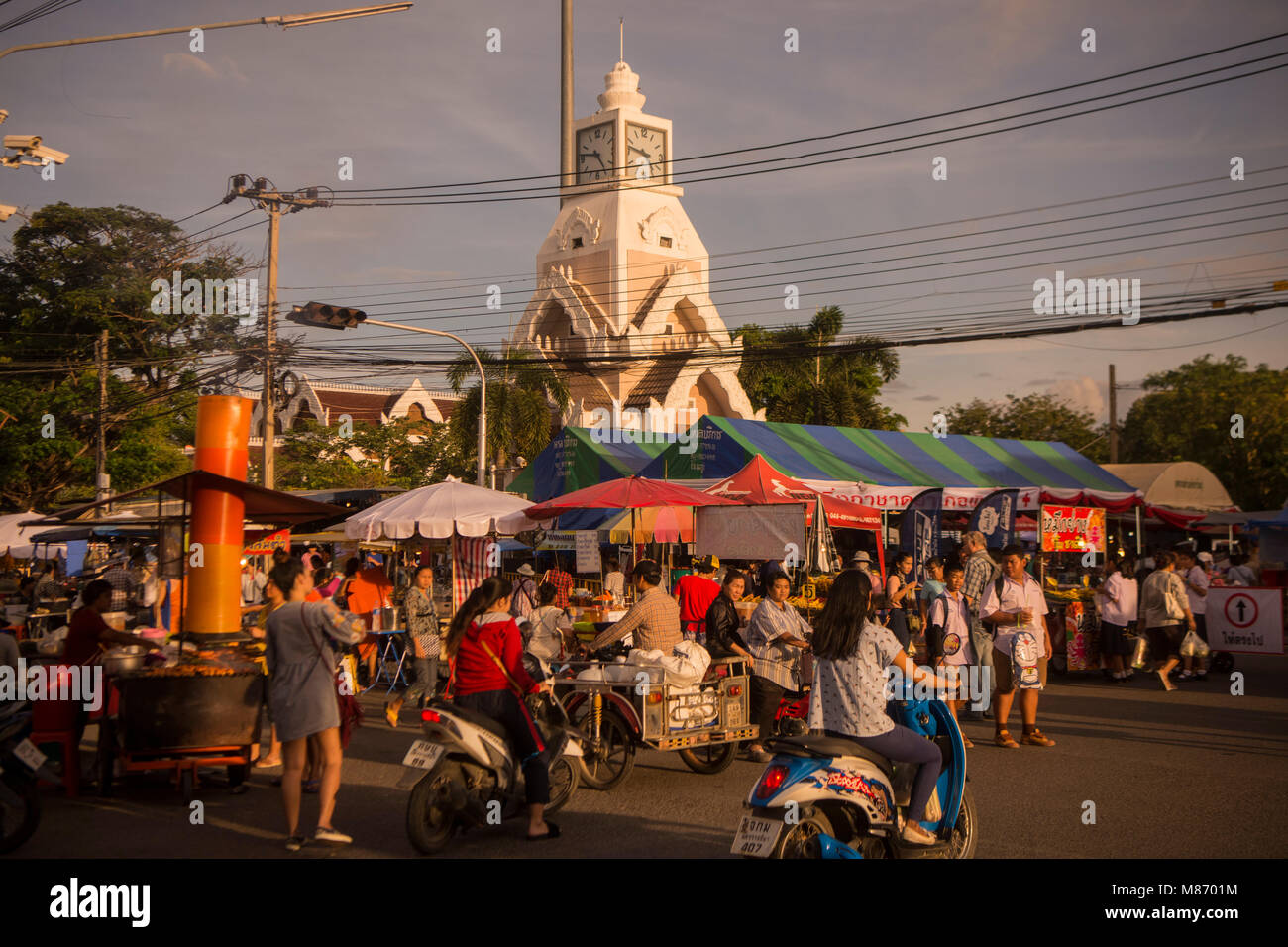 Il colck tower con il streetmarket presso il festival di Phimai nella città di Phimai in Provinz Nakhon Ratchasima in Isan in Thailandia. Thailandia, Ph Foto Stock