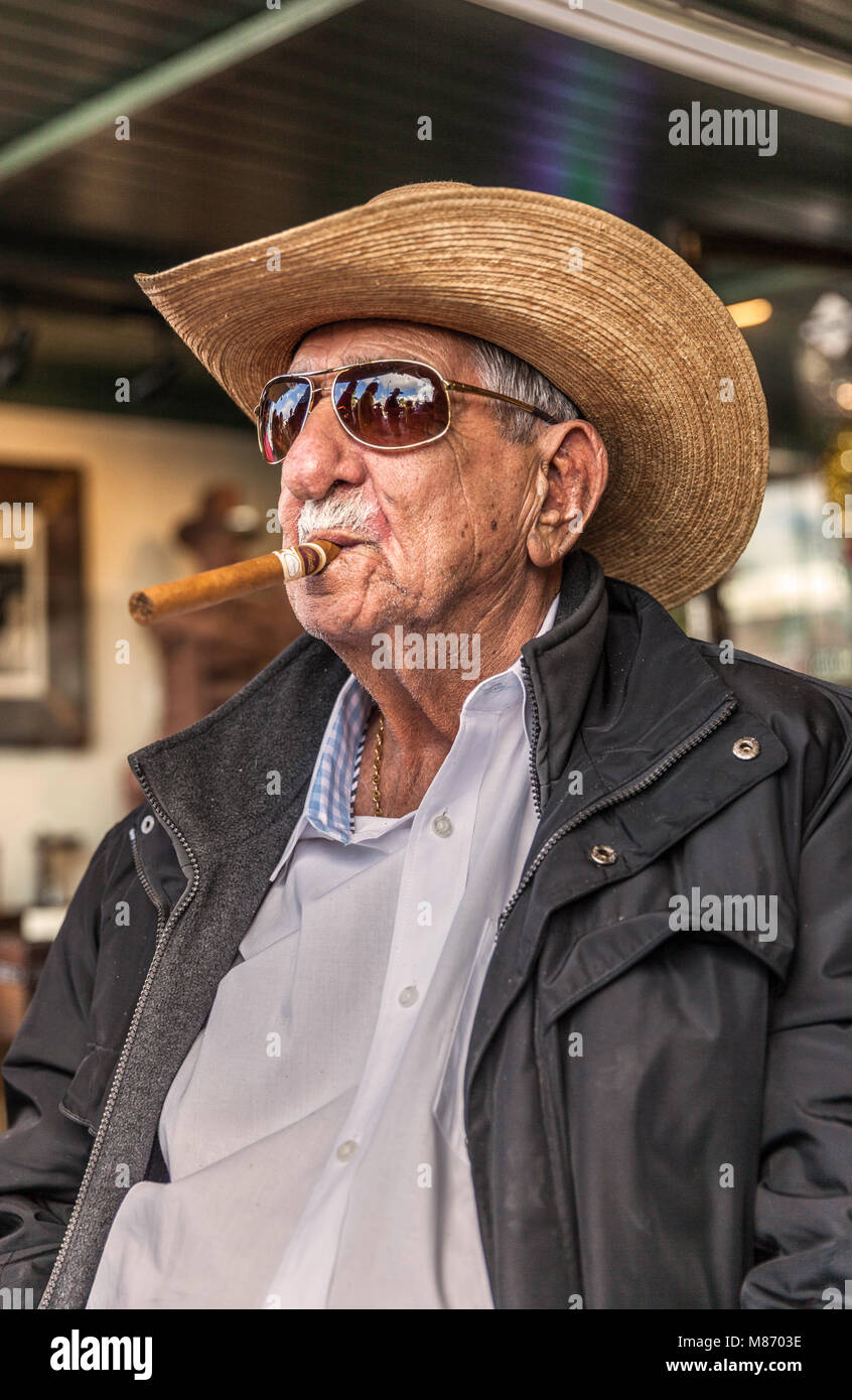 Ritratto di un anziano uomo cubano con un sigaro in bocca, Calle Ocho, Miami, Florida, Stati Uniti d'America. Foto Stock