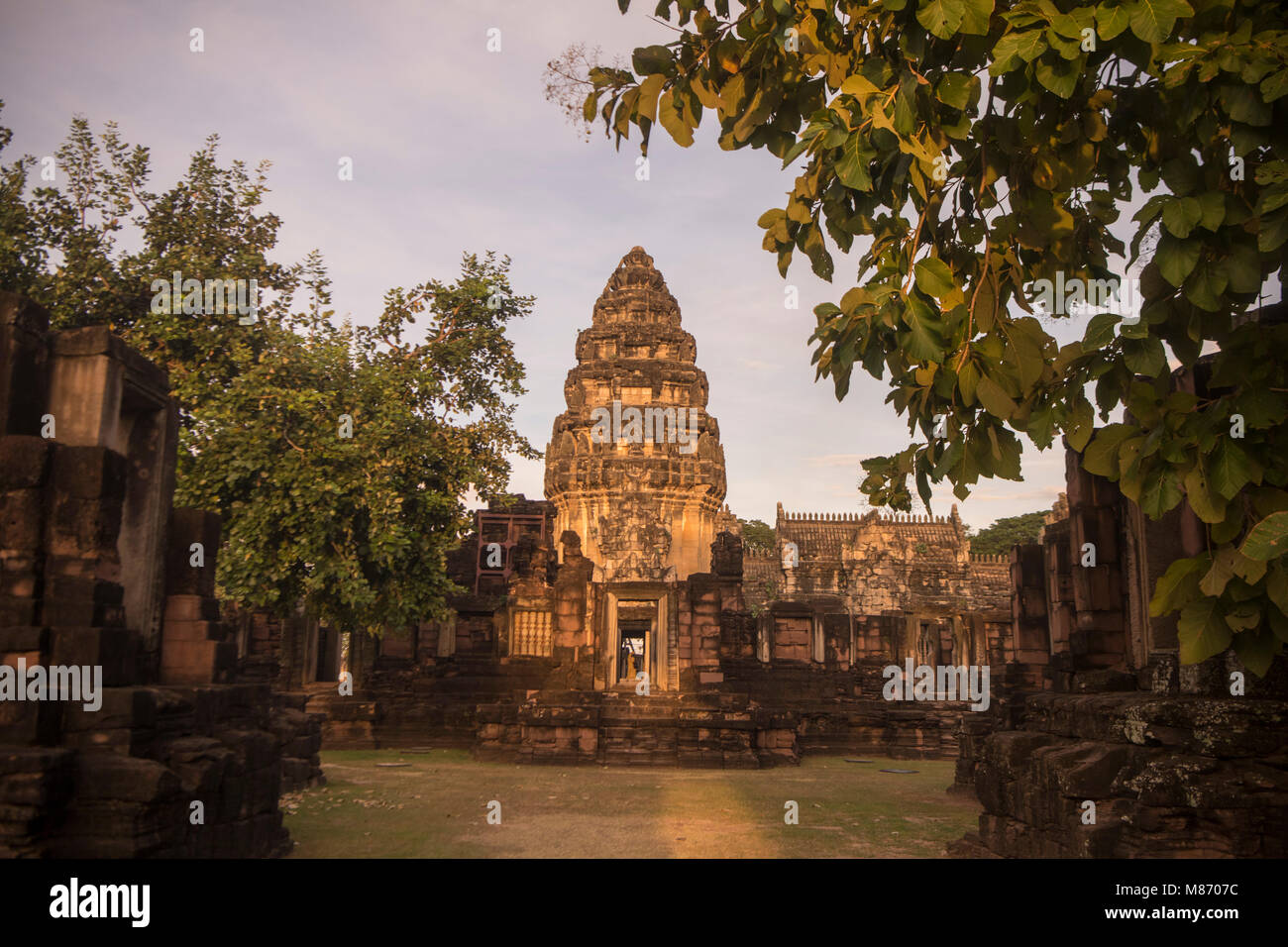 Il tempio Khmer rovine di Phimai parco storico presso il Festival di Phimai nella città di Phimai in Provinz Nakhon Ratchasima in Isan in Thailandia Foto Stock