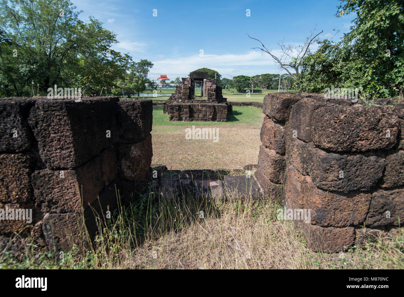 La rovina dei khmer di Kuti Rusi vicino alla città di Phimai in Provinz Nakhon Ratchasima in Isan in Thailandia. Thailandia, Phimai, Novembre 2017 Foto Stock