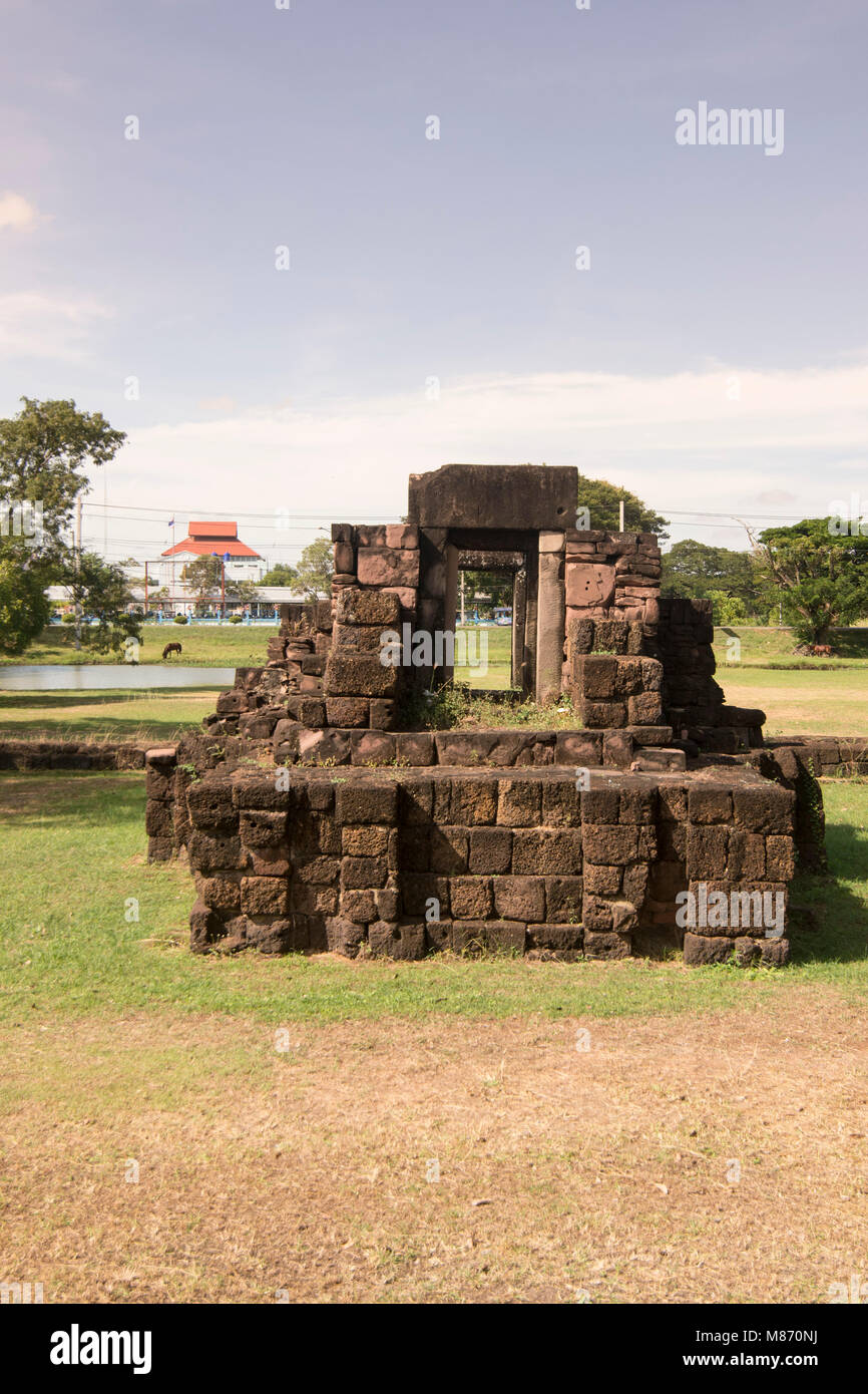 La rovina dei khmer di Kuti Rusi vicino alla città di Phimai in Provinz Nakhon Ratchasima in Isan in Thailandia. Thailandia, Phimai, Novembre 2017 Foto Stock