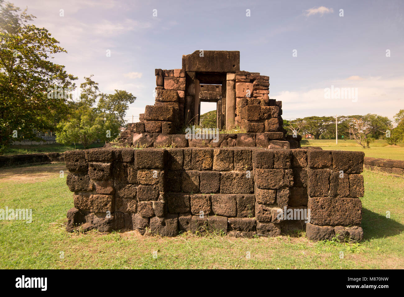 La rovina dei khmer di Kuti Rusi vicino alla città di Phimai in Provinz Nakhon Ratchasima in Isan in Thailandia. Thailandia, Phimai, Novembre 2017 Foto Stock