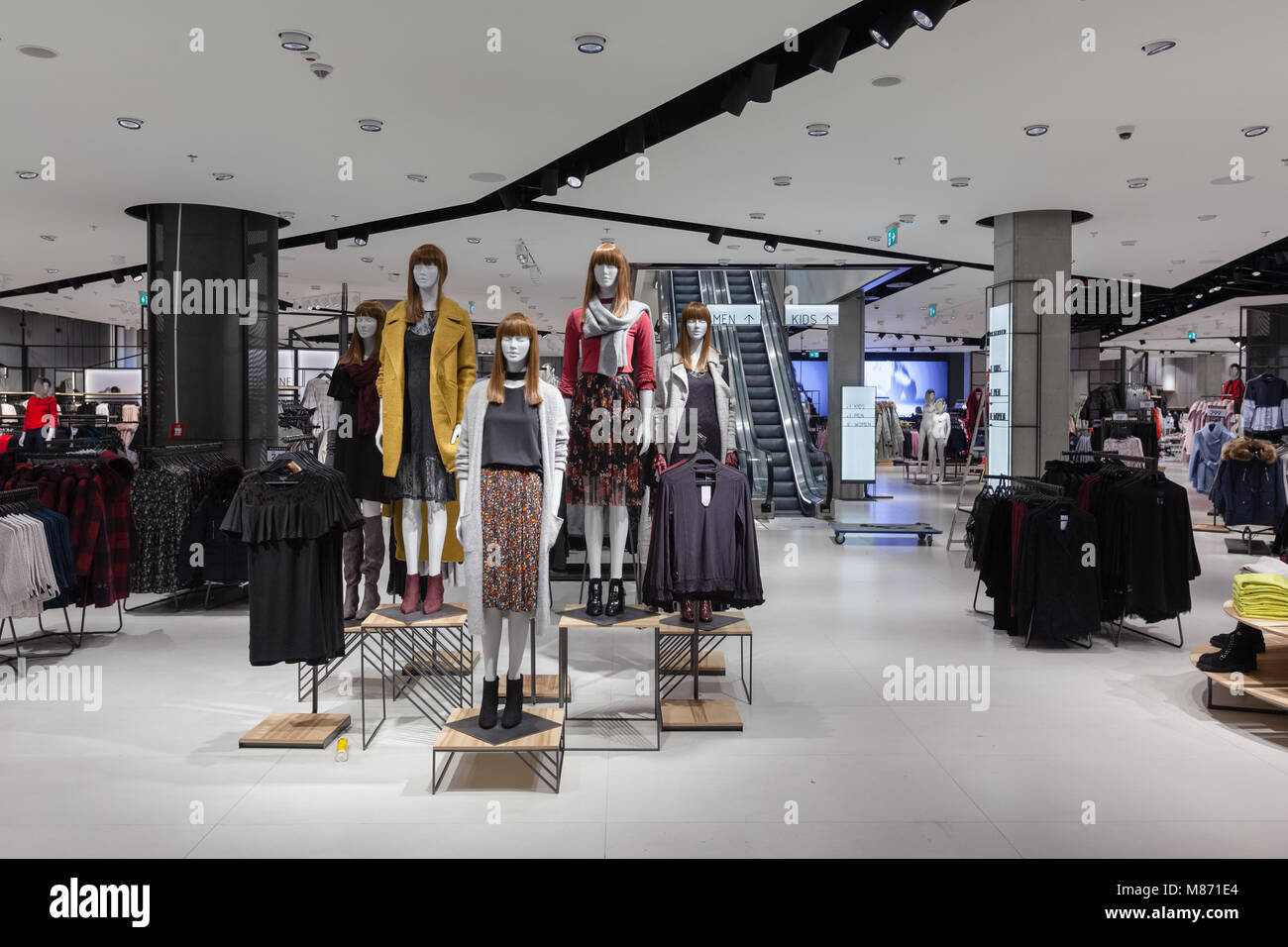 Mall interni - un grande negozio di abbigliamento con i vestiti e manichini sul display Foto Stock