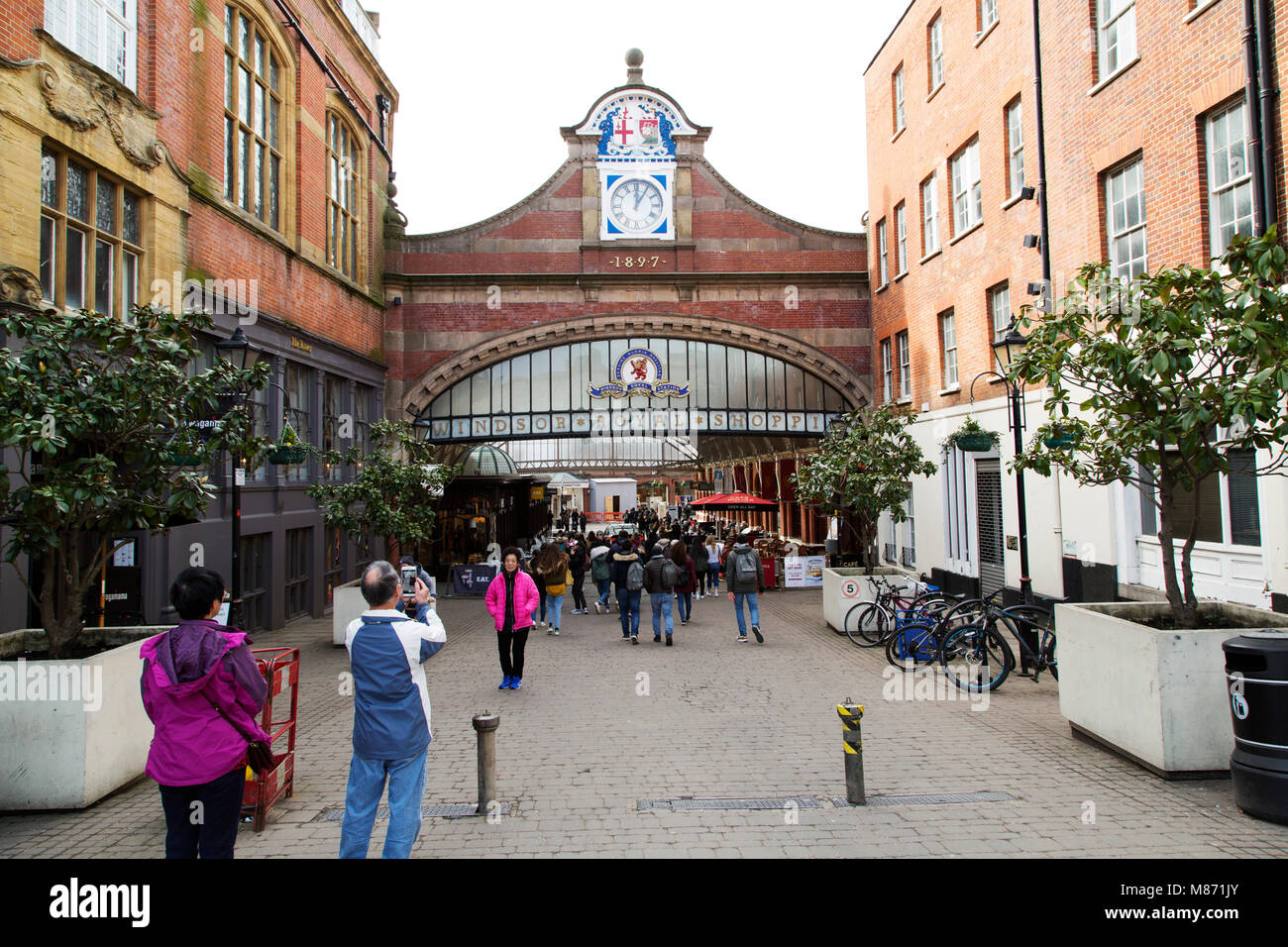 Un turista fotografie il Windsor Royal Shopping a Windsor, in Inghilterra. Il galleria shopping occupa il sito della città della ex stazione ferroviaria. Foto Stock