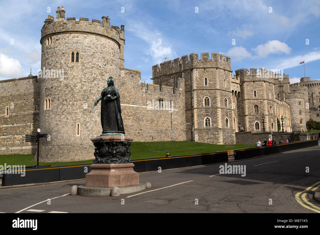 Statua della regina Victoria al di fuori del Castello di Windsor a Windsor, in Inghilterra. Il monarca governata dal 1837 al 1901 e fu anche il Empress of India. Foto Stock