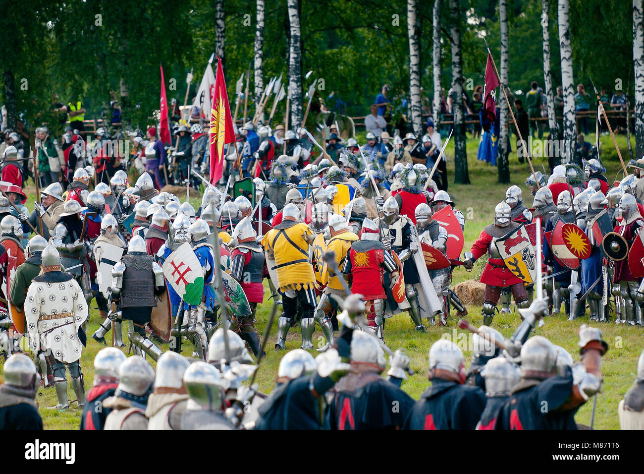 Cavalieri medievali scontro di fanteria - 601th anniversario della battaglia di Grunwald 1410. 4000 reenactors, 1200 cavalieri, vicino a 20 migliaia di spettatori, Polonia Foto Stock