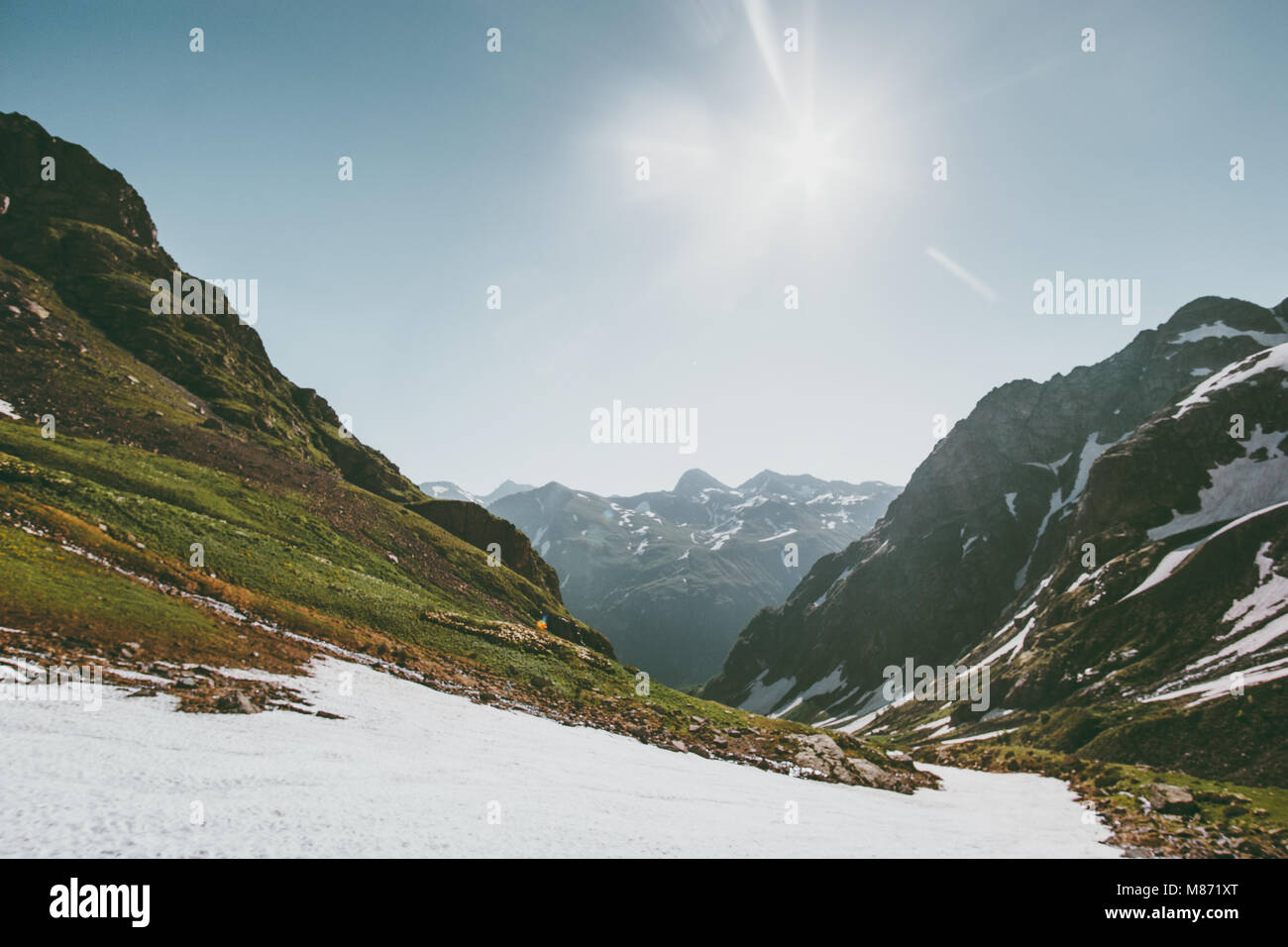 Paesaggio di montagna stagione estiva serena di viaggio panoramico soleggiato Foto Stock