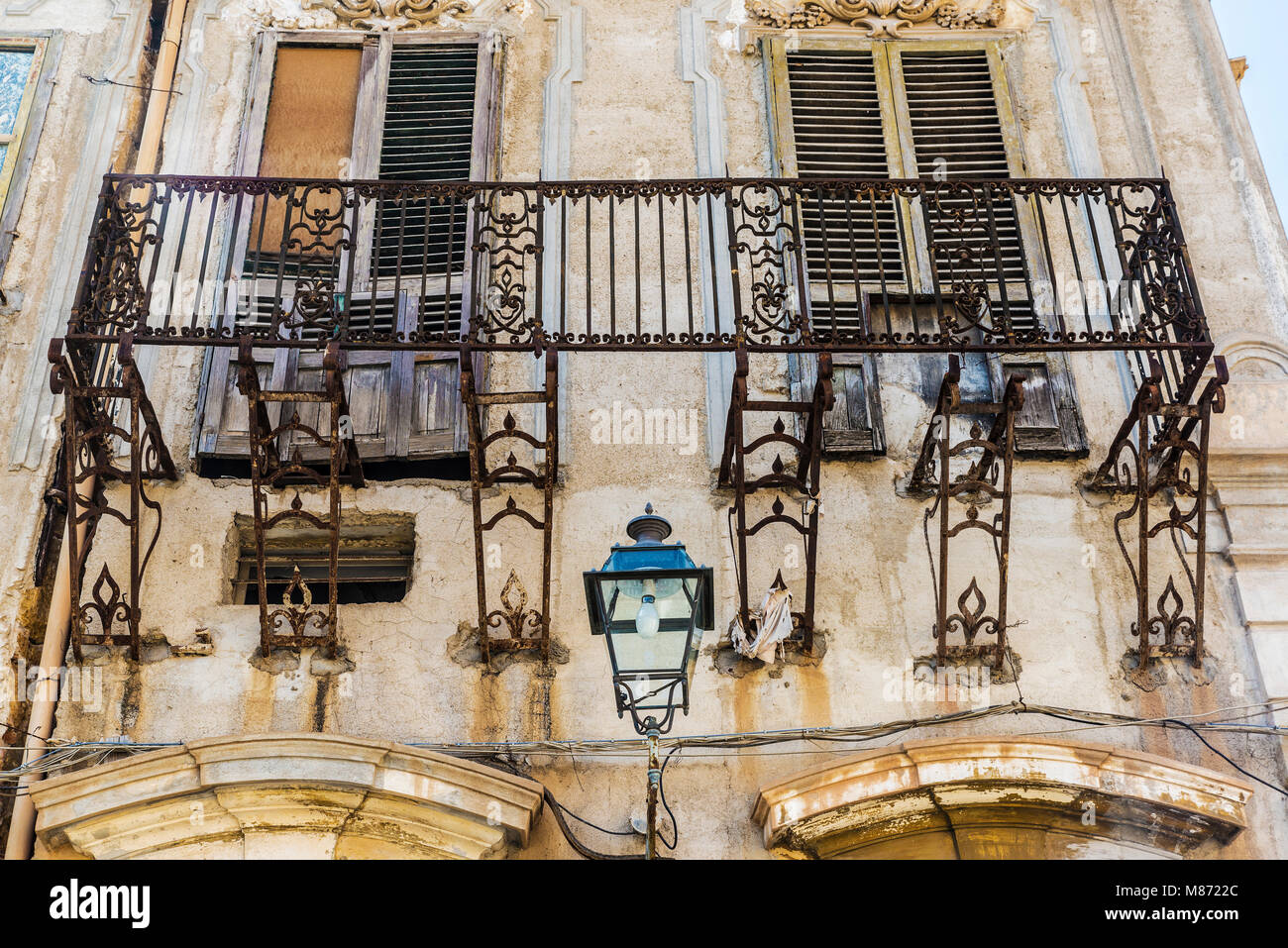Il balcone di una vecchia costruzione abbandonata nel centro storico della città di Palermo in Sicilia, Italia Foto Stock