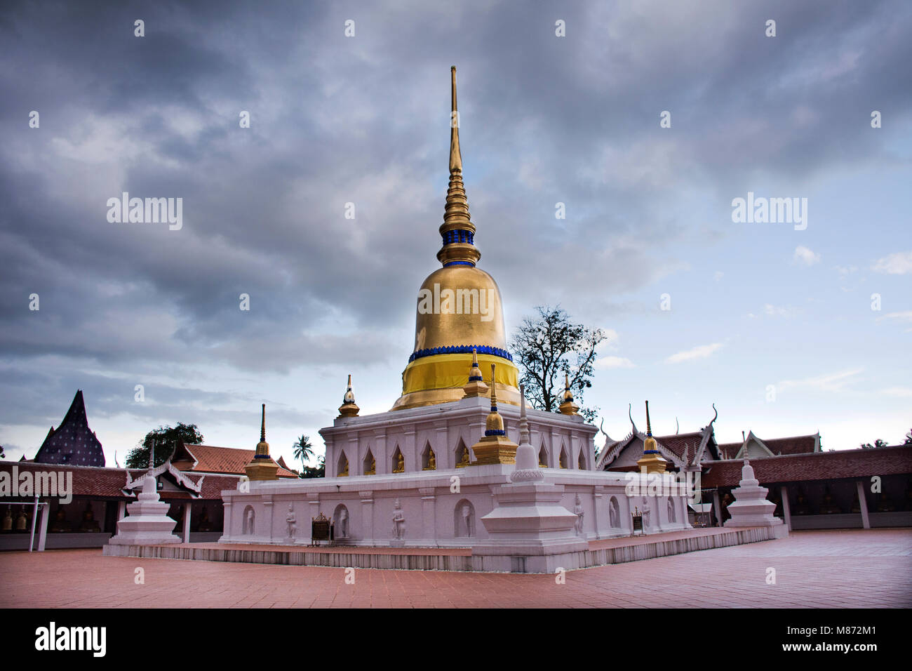 I thailandesi e stranieri di viaggiatori visitano con pregando golden chedi e il Buddha al Wat Phra That sawi tempio mentre piove storm su ottobre 5,2017 in C Foto Stock