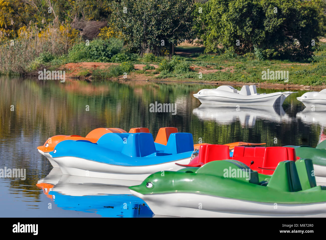 Catamarani multicolori sono riflessi nell'acqua Foto Stock