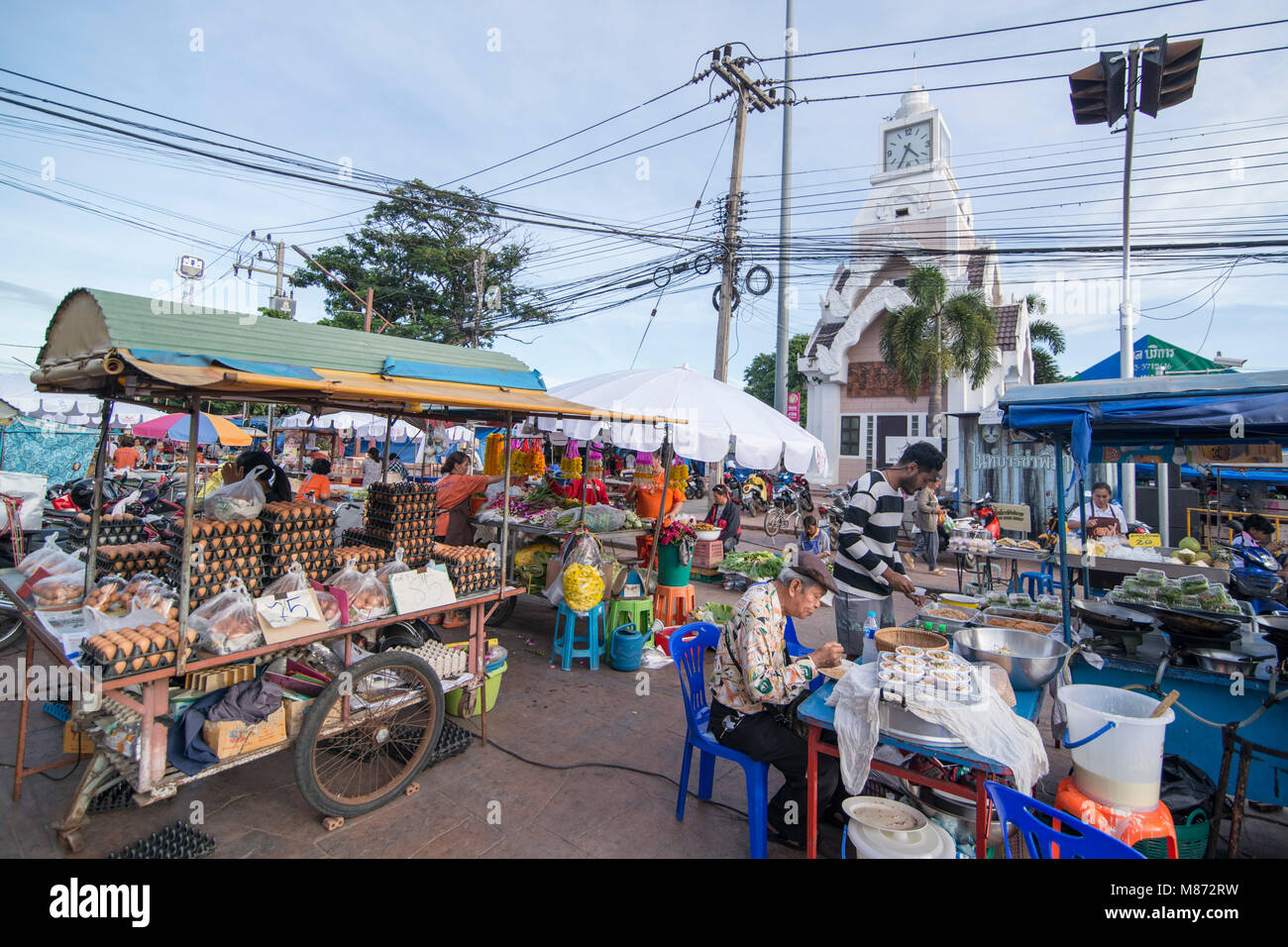 Il colck tower con il streetmarket presso il festival di Phimai nella città di Phimai in Provinz Nakhon Ratchasima in Isan in Thailandia. Thailandia, Ph Foto Stock