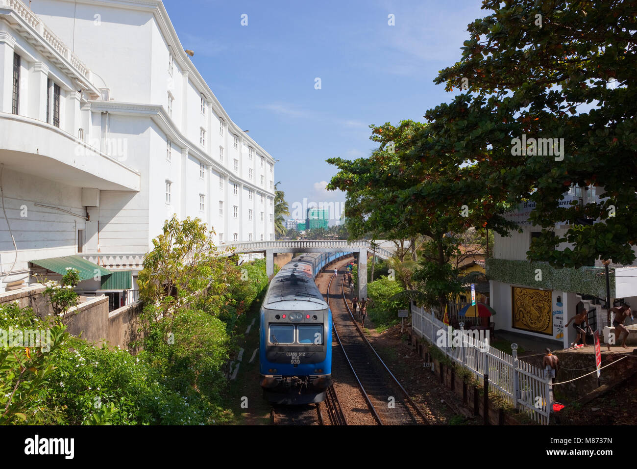 Un treno passa da Mount Lavinia sullo Sri Lanka costiera linea ferroviaria nella capitale Colombo. Foto Stock