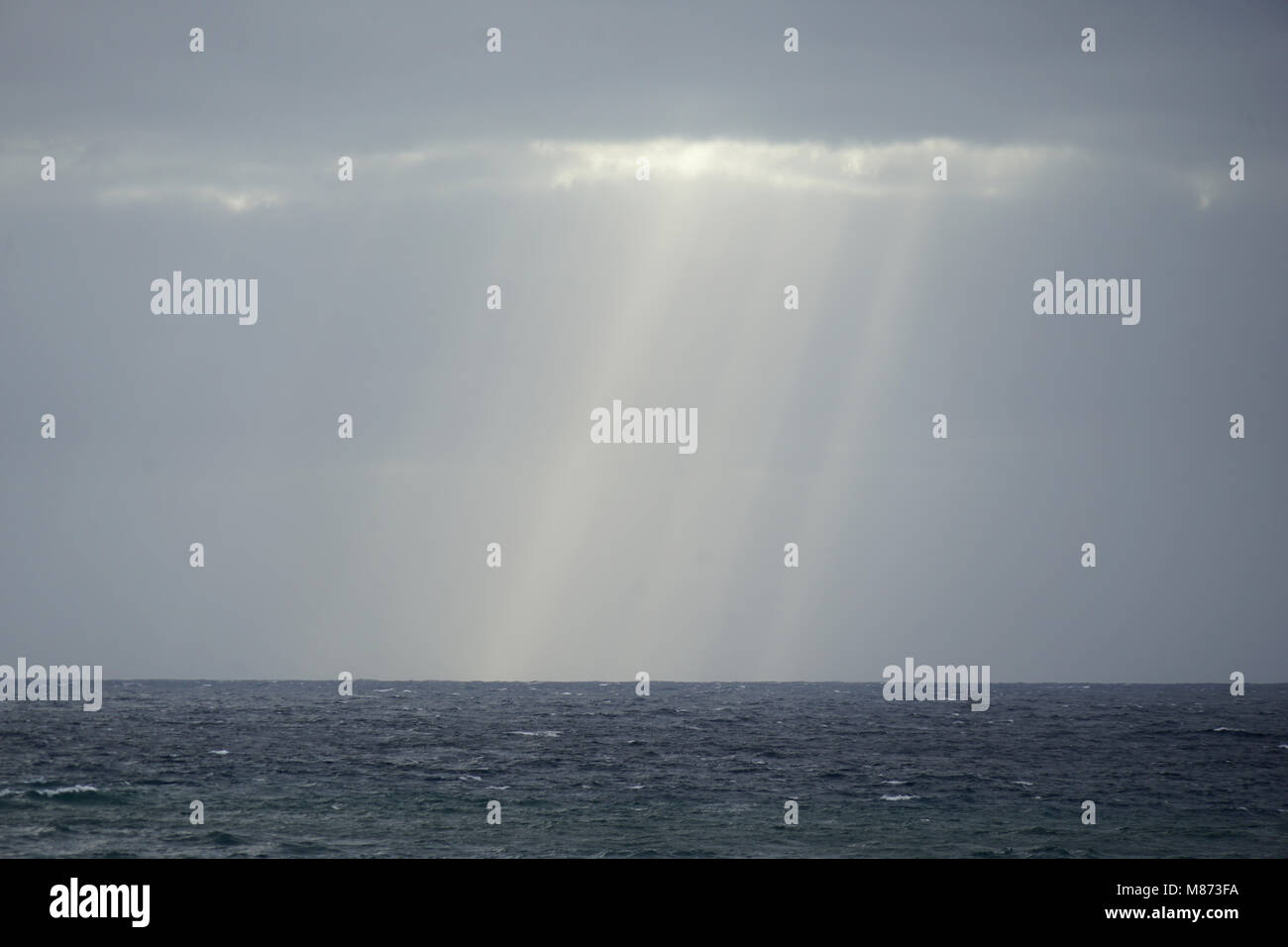 Sunray combattendo il loro modo attraverso le nuvole, Oceano Atlantico tra Sao Vincente Isola e Santo Antao Isola, Capo Verde Foto Stock
