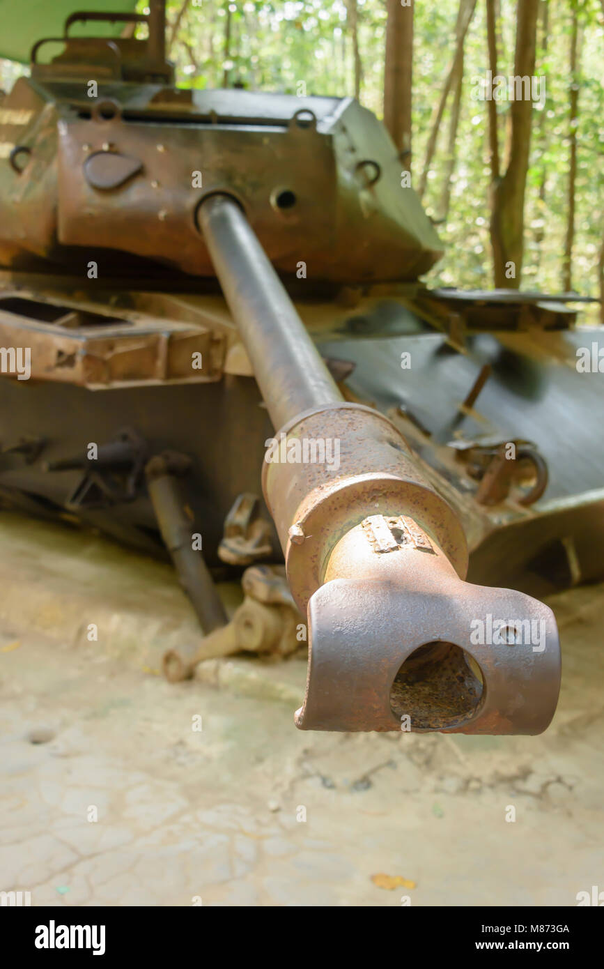 American M41 serbatoio che è stato distrutto da un Viet Cong azione di ritardo miniera in 1970. È rimasto in situ da allora. I Tunnel di Cu Chi, Vietnam. Foto Stock