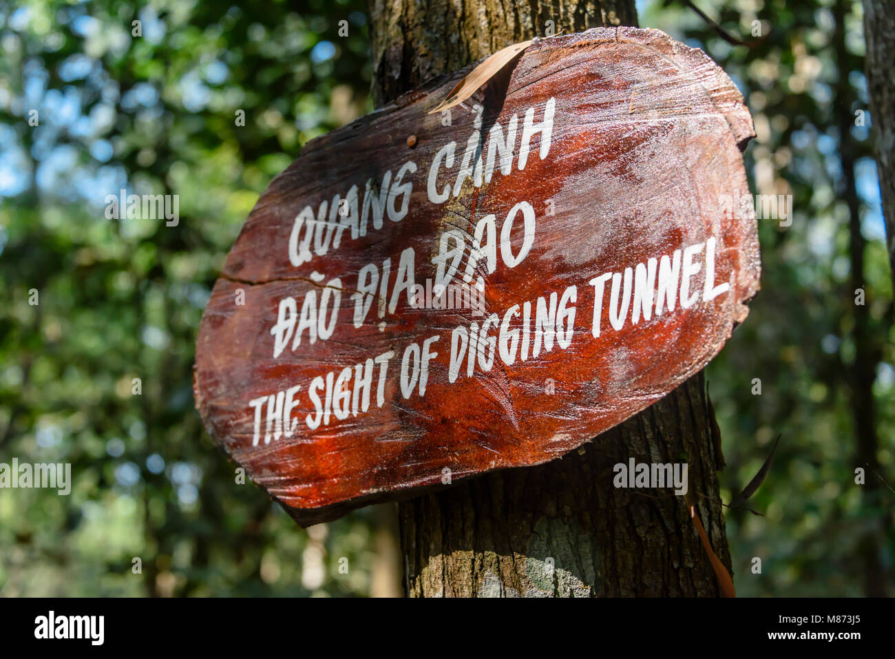 Segno a 'Suce di [sic] del scava tunnel' al Tunnel di Cu Chi, Vietnam. Foto Stock