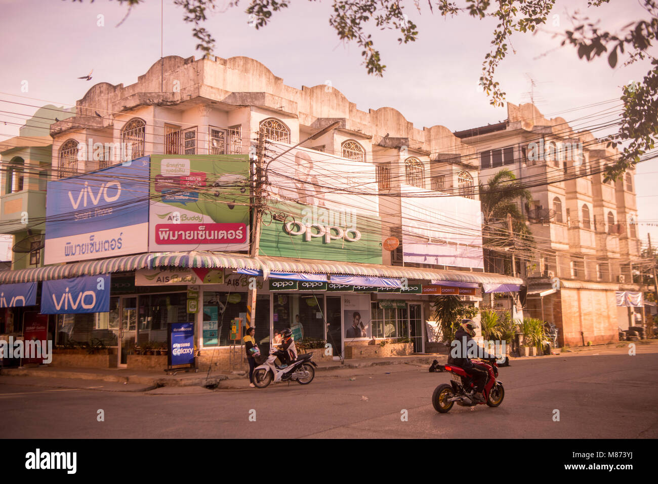 Una strada nella città di Phimai in Provinz Nakhon Ratchasima in Isan in Thailandia. Thailandia, Phimai, Novembre 2017 Foto Stock