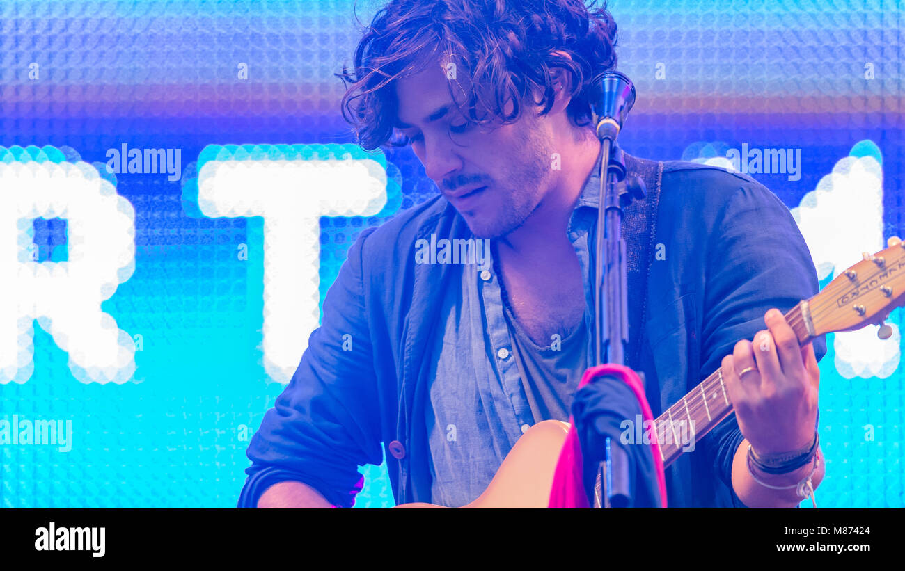 Jack Savoretti & la sua band deliziare il castello stadio folle a Vittoriosa Festival 2016; Southsea, Hampshire Foto Stock