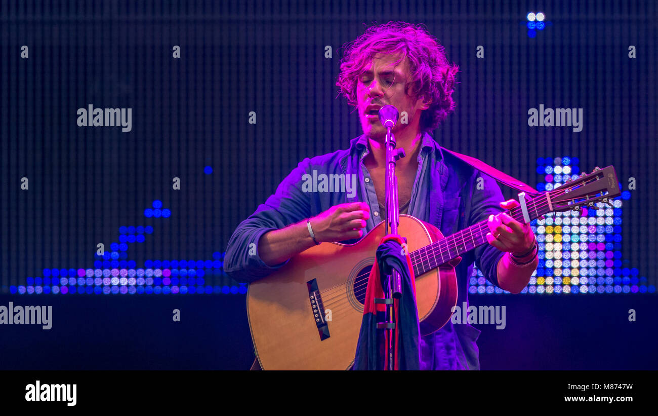 Jack Savoretti & la sua band deliziare il castello stadio folle a Vittoriosa Festival 2016; Southsea, Hampshire Foto Stock