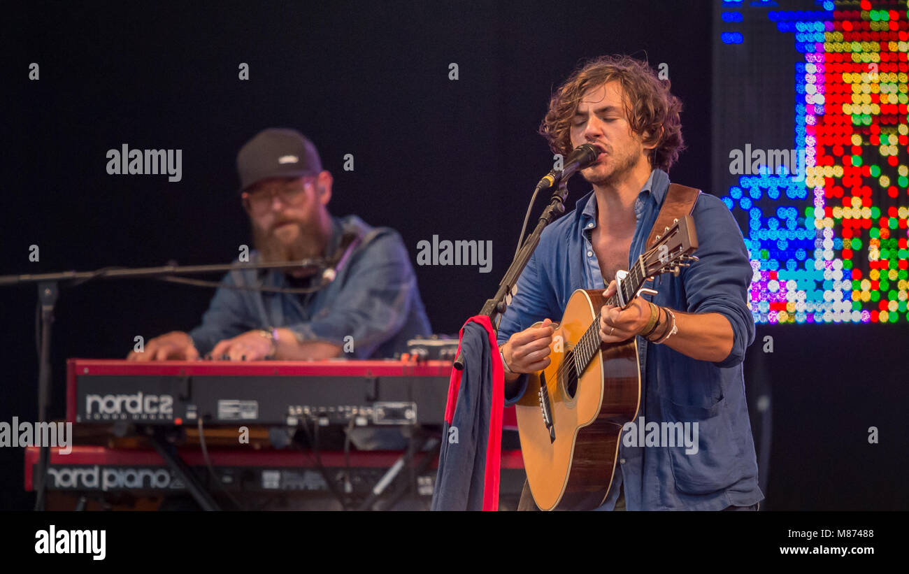 Jack Savoretti & la sua band deliziare il castello stadio folle a Vittoriosa Festival 2016; Southsea, Hampshire Foto Stock