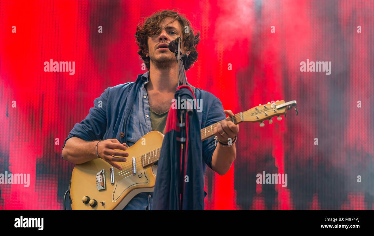 Jack Savoretti & la sua band deliziare il castello stadio folle a Vittoriosa Festival 2016; Southsea, Hampshire Foto Stock