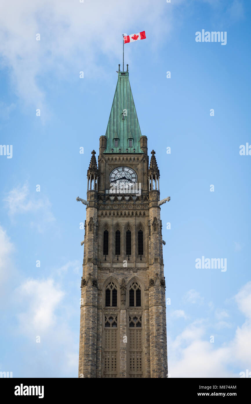 La torre della pace della collina del Parlamento a Ottawa su una soleggiata giornata invernale Foto Stock
