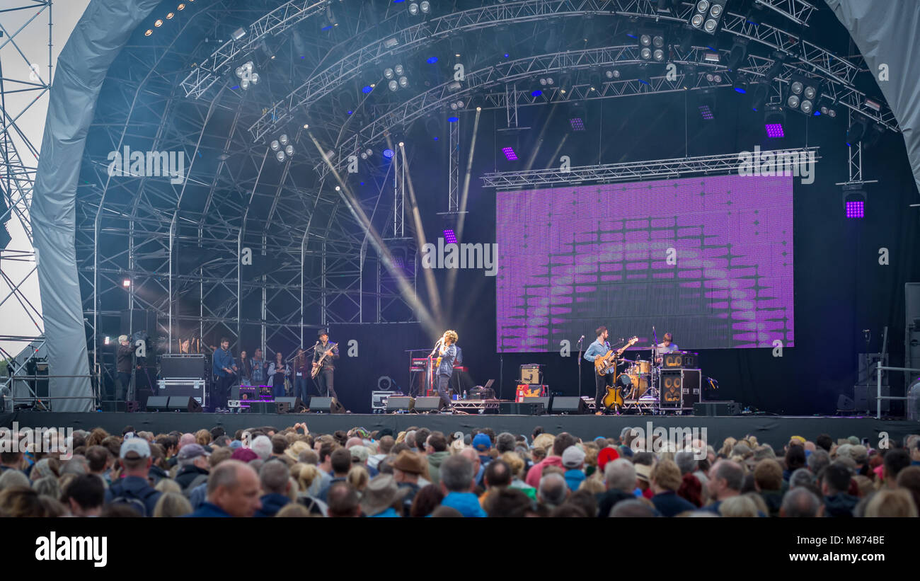 Jack Savoretti & la sua band deliziare il castello stadio folle a Vittoriosa Festival 2016; Southsea, Hampshire Foto Stock