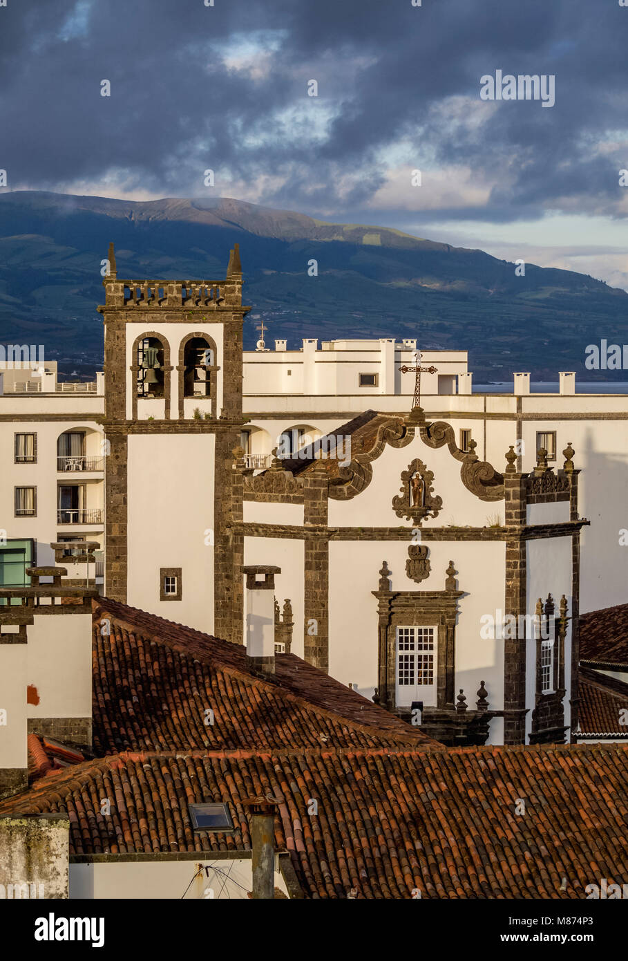 Chiesa di Sao Pedro, vista in elevazione, Ponta Delgada, isola Sao Miguel, Azzorre, Portogallo Foto Stock