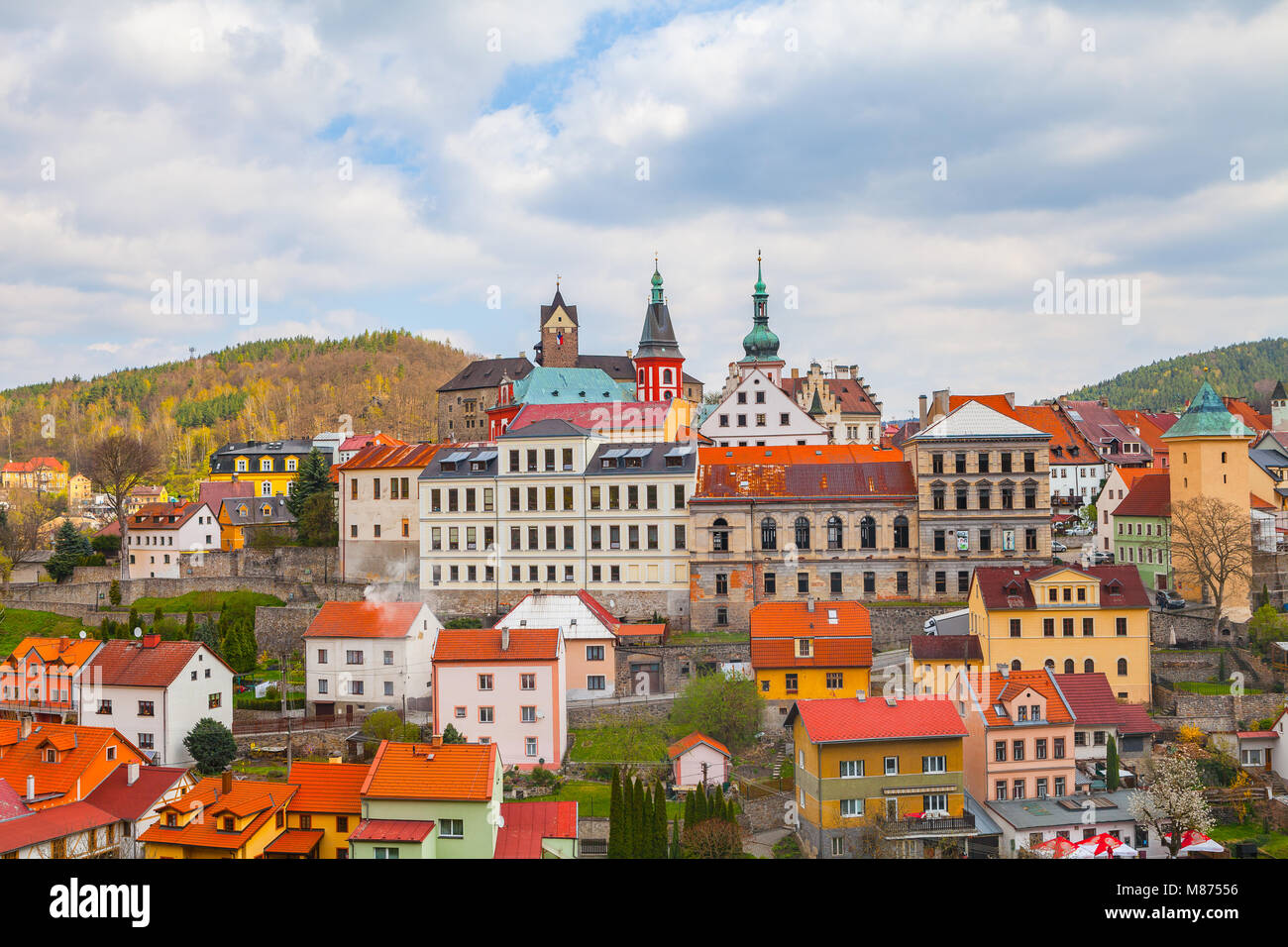 Piccola cittadina unica Loket con castello, vicino a Karlovy Vary, Repubblica Ceca. Giorno di estate vista panoramica dalla roccia. Foto Stock