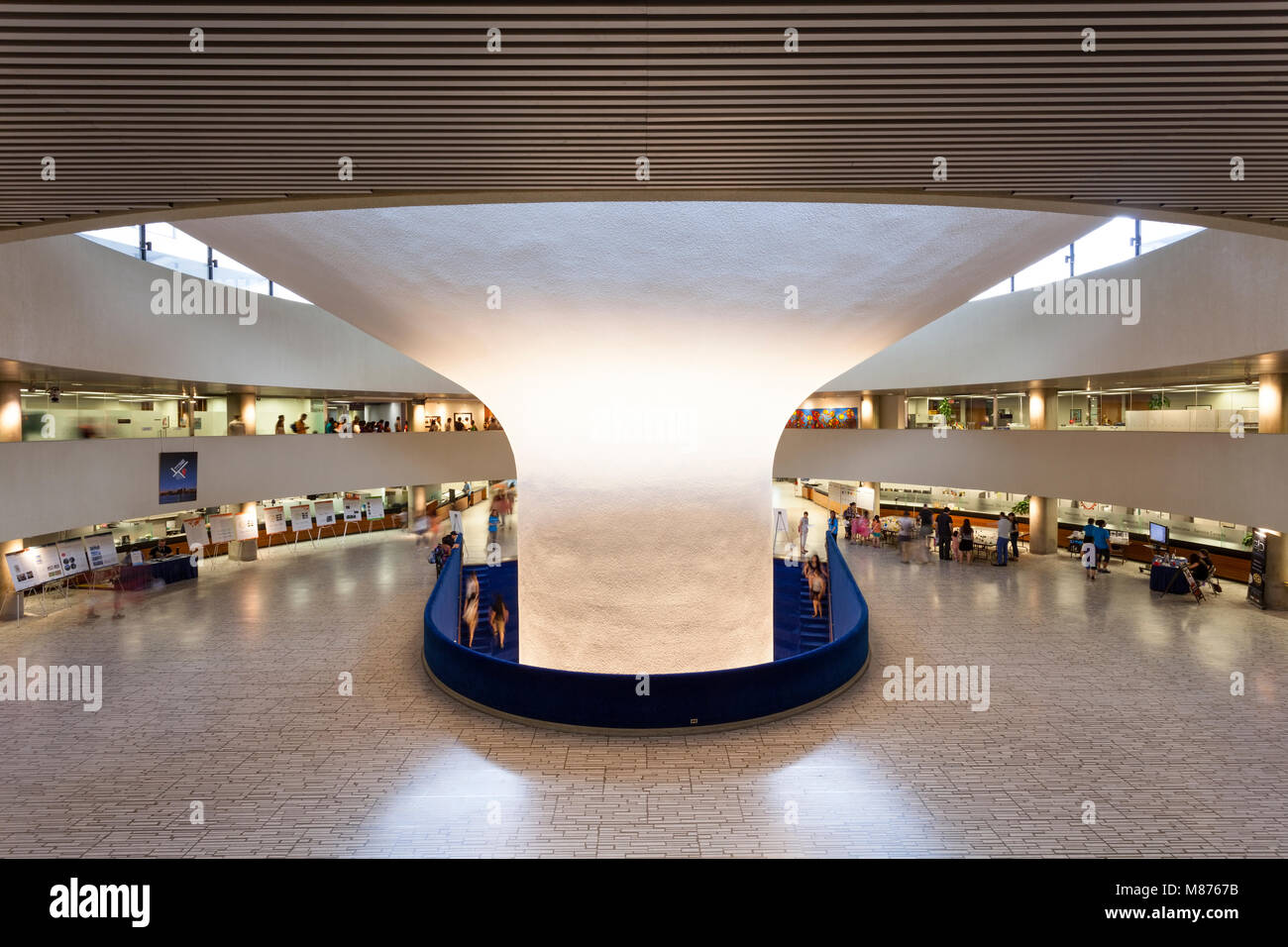 La colonna di supporto all'interno della lobby e della cupola inferiore di Toronto il nuovo municipio. Toronto, Ontario, Canada. Foto Stock
