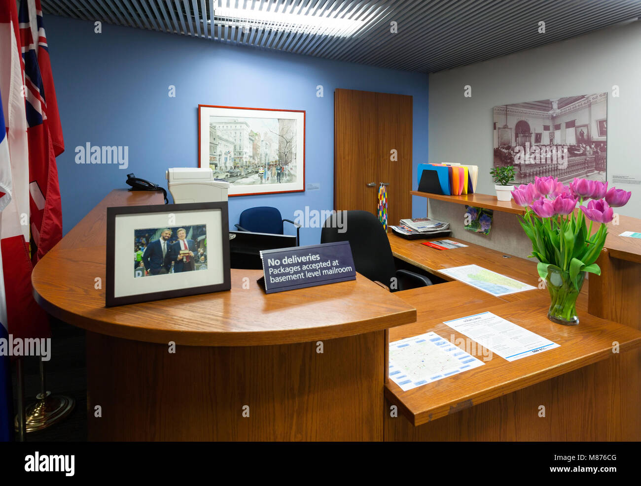 Il banco della reception all'interno dell'ufficio del sindaco di Toronto nel nuovo municipio. Toronto, Ontario, Canada. Foto Stock