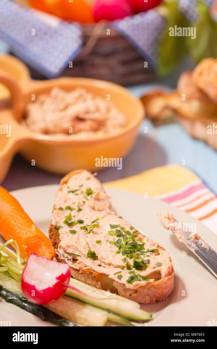 Aprire il panino con pane tostato ciabatta e aringhe di crema di formaggio Foto Stock