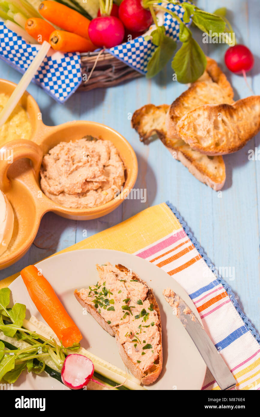 Aprire il panino con pane tostato ciabatta e aringhe di crema di formaggio Foto Stock
