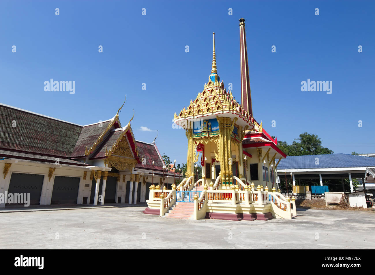 Crematorio con cielo azzurro sfondo nel tempio thailandese Foto Stock