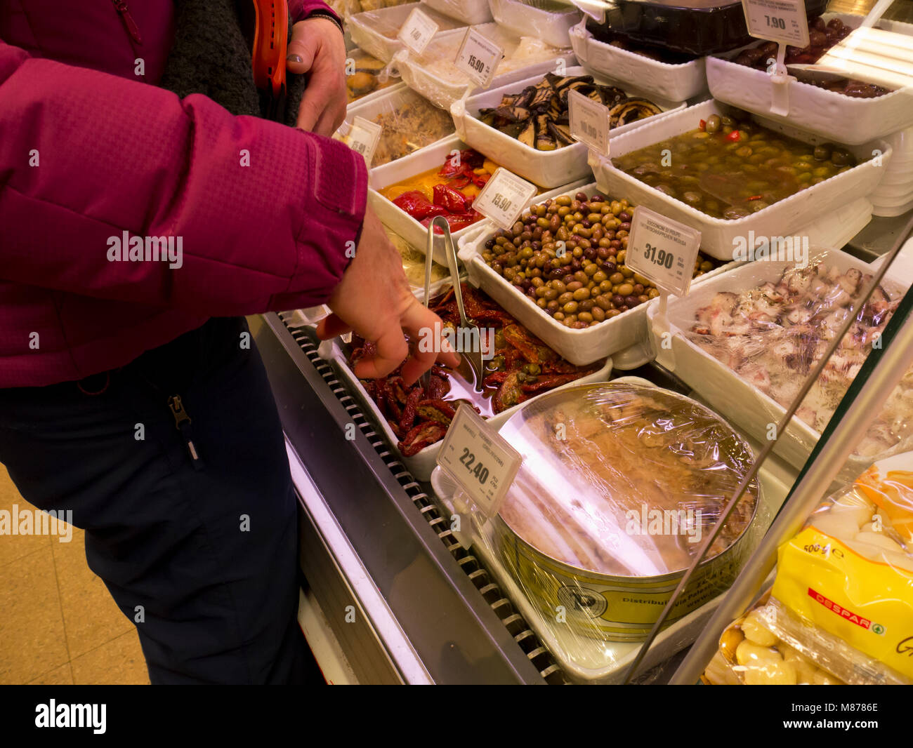 Contatore di delicatessen in italiano supermercato Foto Stock