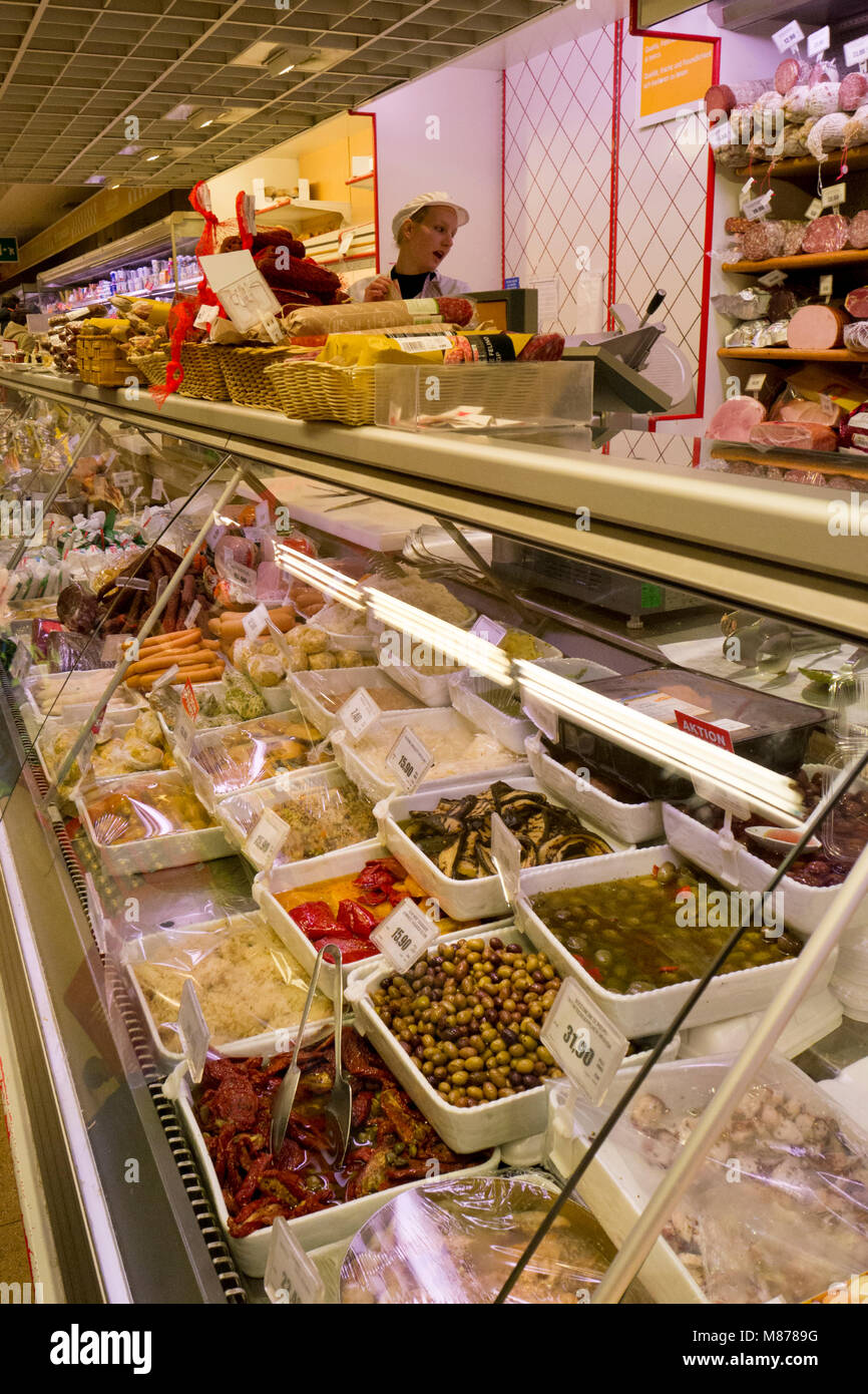 Contatore di delicatessen in italiano supermercato Foto Stock