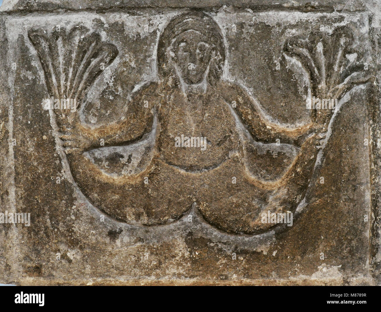 La mitologia. Sirena. Sollievo. Colonia, c. 1100. Calcare. Museo Schnütgen. Colonia, Germania. Foto Stock
