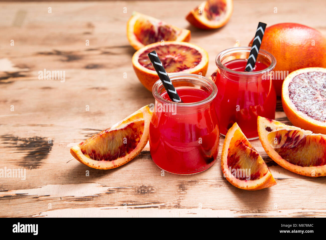 Il sangue di succo d'arancia rossa succo di arancia con fetta di arancia. Bibita salutare. Foto Stock