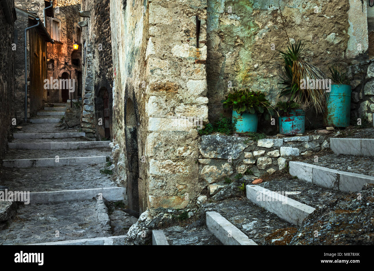 vicolo nel borgo medievale. Navelli, Regione Abruzzo, Italia, Europa Foto Stock